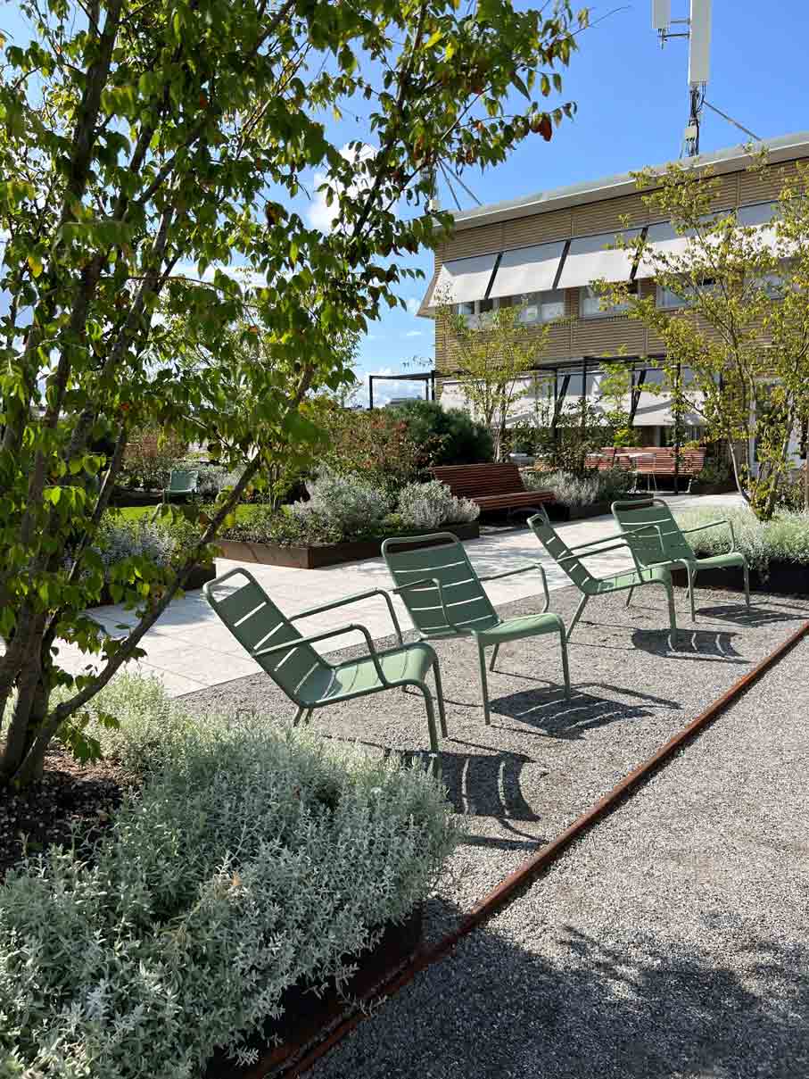 Bonnierhuset Stockholm - plantering av träd, buskar och perenner på hustak.